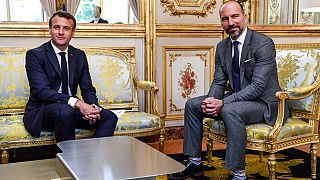 Президент Франции Эммануэль Макрон (слева) и генеральный директор Uber Дара Хосровшахи на саммите «Технологии во благо» в Париже, среда, 15 мая 2019 г.