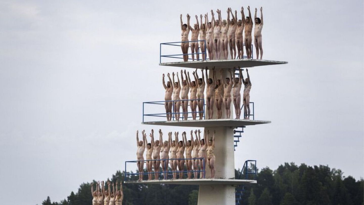 El país de los mil desnudos: el artista Spencer Tunick reúne a miles de  personas para posar desnudas en Finlandia | Euronews