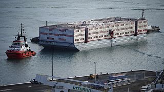 Barge pouvant accueillir 500 demandeurs d'asile arrive dans le port de Portland (Grande-Bretagne).