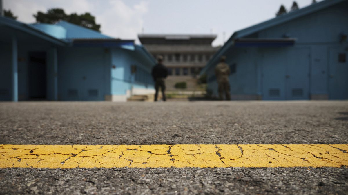 Des centaines de touristes visitent chaque jour la "zone de sécurité commune", située à l'intérieur de la DMZ qui sépare les deux Corées depuis près de 70 ans.