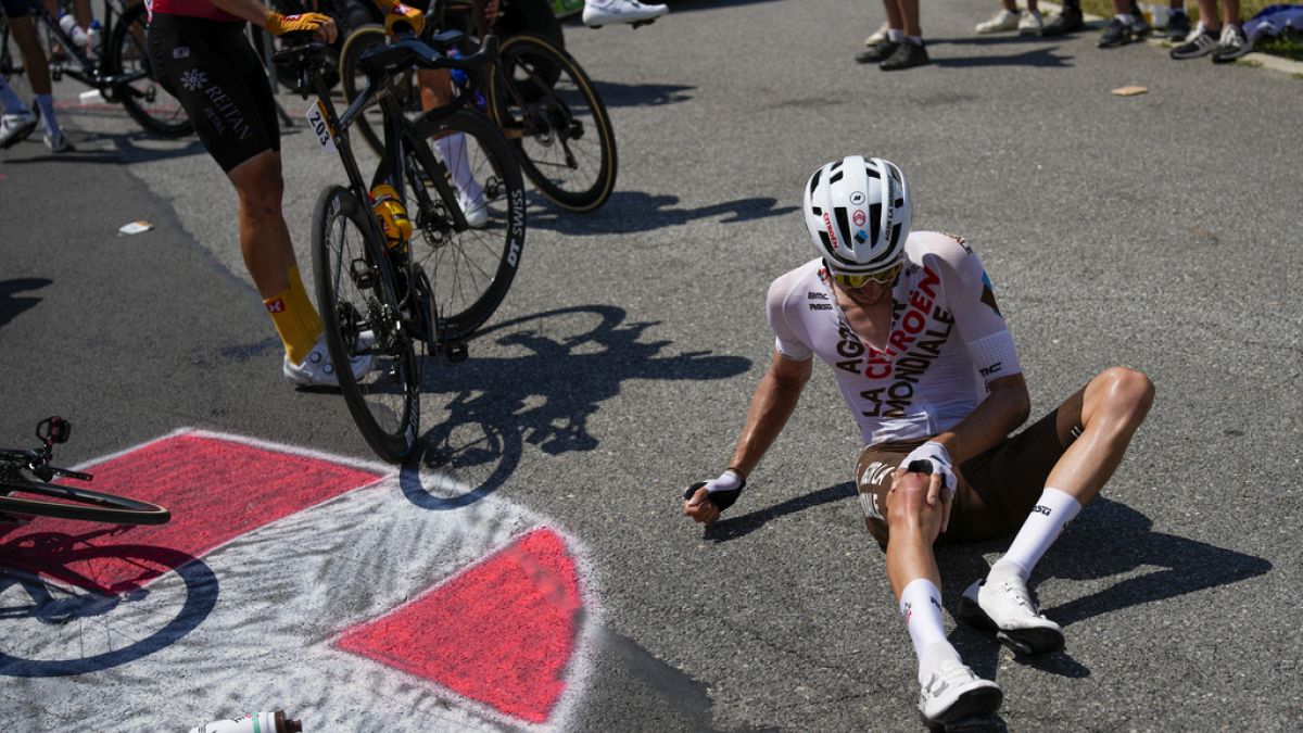 Fransa Bisiklet Turu'nun 15'inci etabında yaşanan kaza sonucu düşen bir yarışçı