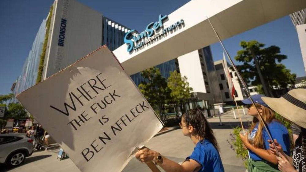 Hollywood strikes: Actors join the picket line - including Allison Janney and Jason Sudeikis 1 1000x563 cmsv2 bfcfca26 a710 58d3 b8bd 3cb228768079 7760704