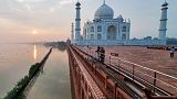 Le Taj Mahal est situé à Agra, au bord de la rivière Yamuna, dans l'État de l'Uttar Pradesh, en Inde.