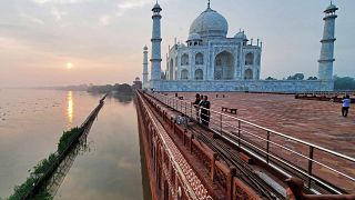 Le Taj Mahal est situé à Agra, au bord de la rivière Yamuna, dans l'État de l'Uttar Pradesh, en Inde.