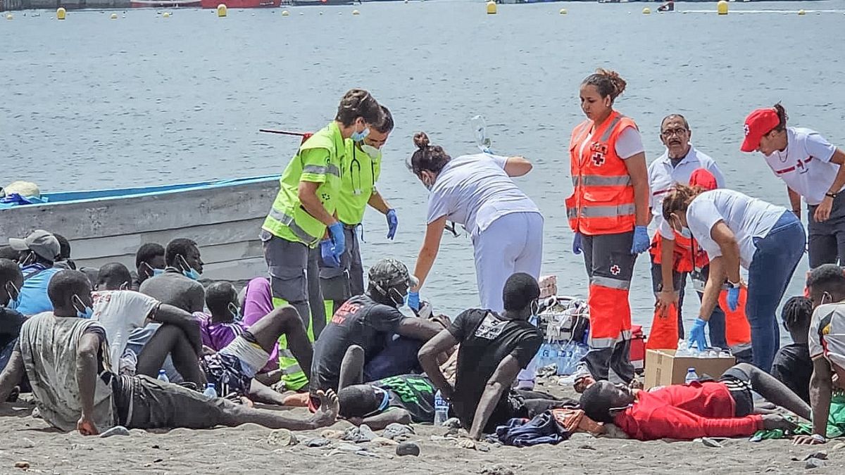 صورة نشرها الصليب الأحمر الإسباني في لاس جاليتاس بعد وصول قارب على متنه 41 مهاجراً، بمن فيهم قاصران، إسبانيا، 13 يوليو / تموز 2023 