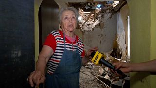 Mulher cuja casa foi atingida pelo ataque russo a Odessa