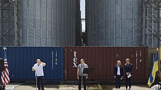 Olekszandr Kubrakov ukrán infrastrukturális miniszter (középen) az odesszai kikötőben tartott sajtótájékoztatón.