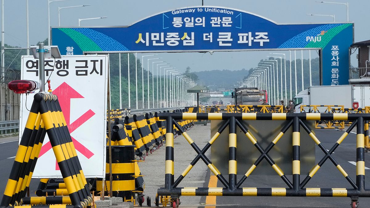 Barricadas na entrada da Ponte da Reunificação, perto da fronteira entre as duas Coreias