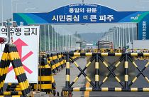 Barricadas na entrada da Ponte da Reunificação, perto da fronteira entre as duas Coreias