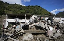 Ein zerstörtes Haus in Quetame, Kolumbien