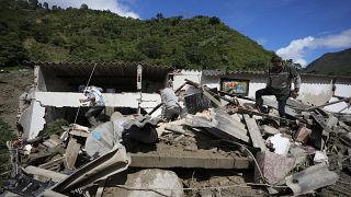 Colombianos procuram sobreviventes depois de uma avalanche mortal ter destruído casas em El Naranjal, durante a noite desta terça-feira.