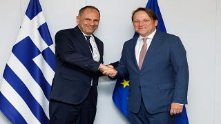 O Υπουργός Εξωτερικών της Ελλάδας Γιώργος Γεραπετρίτης και o Ευρωπαίος Επίτροπος για τη Γειτονία και τη Διεύρυνση Όλιβερ Βάρχελι