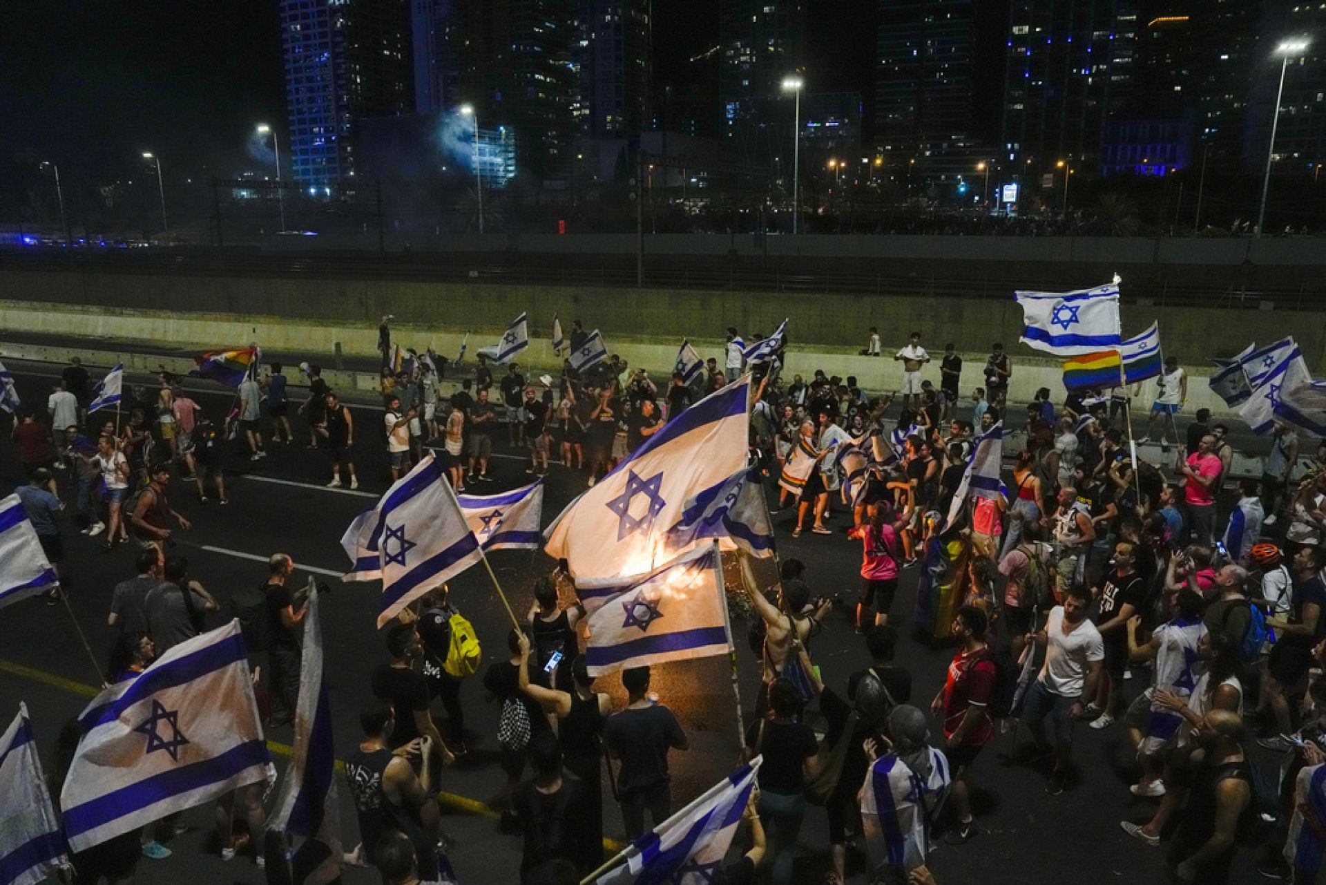 Israeli Protesters Block Highways, Train Stations As Netanyahu Moves ...