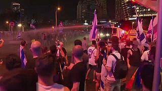 Die Polizei in Tel Aviv setzt Wasserwerfer ein