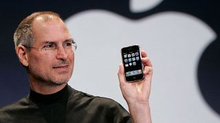  استیو جابز، مدیر عامل سابق شرکت اپل در حال معرفی اولین محصول آیفون در ژانویه ۲۰۰۷.