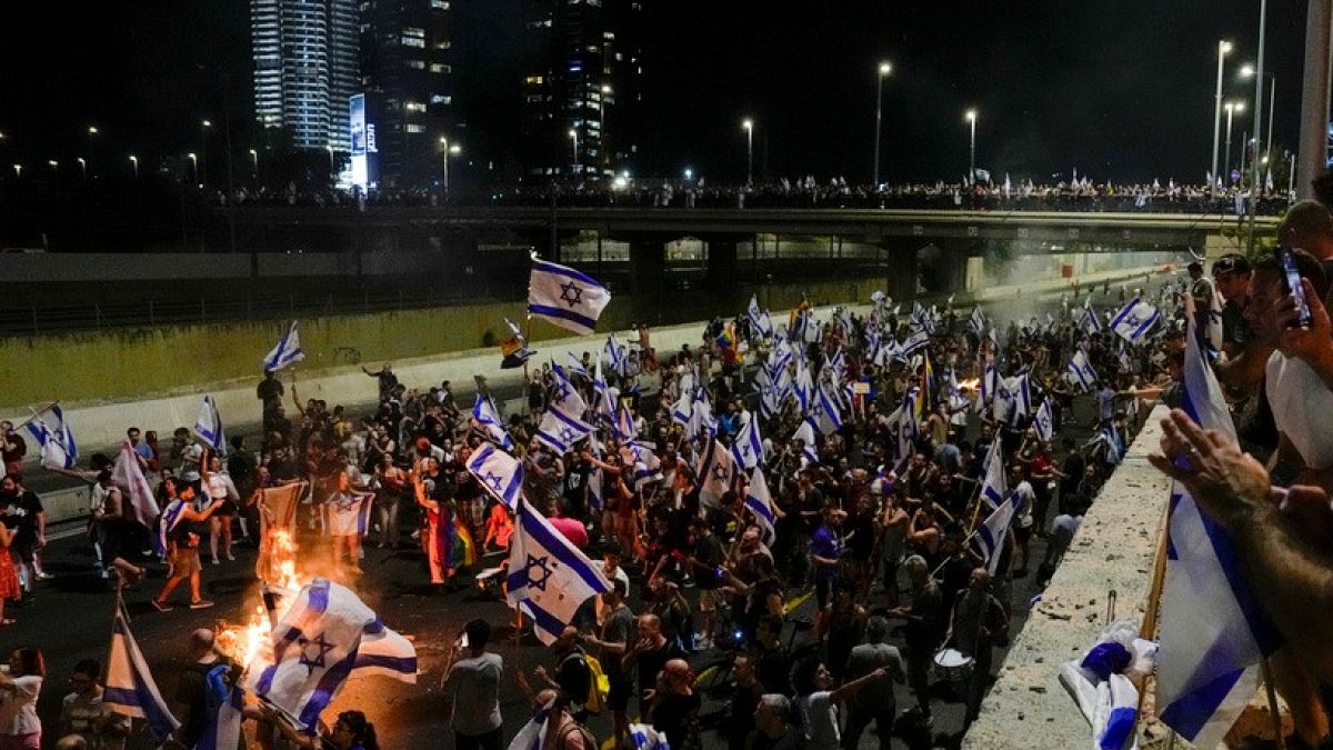 Israelitas bloqueiam a autoestrada Ayalon em Telavive, esta terça-feira.