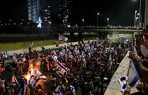 Israelitas bloqueiam a autoestrada Ayalon em Telavive, esta terça-feira.