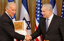جو بایدن، با بنیامین نتانیاهو نخست وزیر اسرائیل در اقامتگاه نخست وزیران در اورشلیم دست میدهد. ۹ مارس ۲۰۱۰