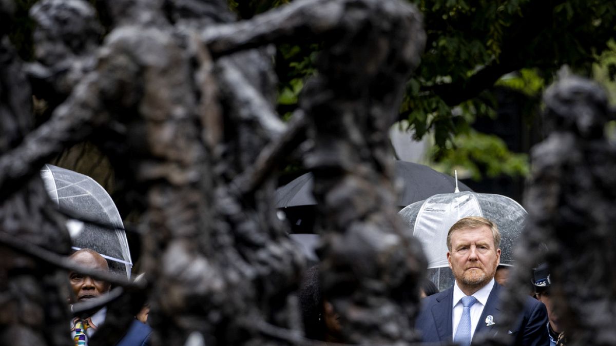 Hollanda Kralı Willem-Alexander kölelik anıtında yaptığı konuşmada kraliyet ailesinin kölelikteki rolü için özür diledi. 1 Temmuz 2023