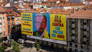 A banner urges people to vote against the possible allegiance between the Popular Party and Vox.