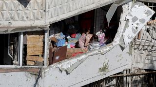 Une ukrainienne dans son immeuble endommagé après une attaque de drone russe à Odessa le 10 juin 2023
