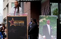 يتحدث جمال جونسون، ناشط في منع العنف المسلح ومقره فيلادلفيا، في حفل تكريم مغني الراب الراحل توباك شاكور، في الصورة على اليمين، ممشى المشاهير في هوليوود، 7 يونيو 2023