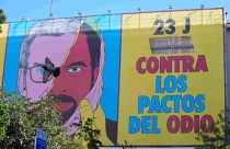 لافتة ضخمة في ميدان بيدرو زيرولو، تحث الناس على التصويت ضد التحالف المحتمل بين الحزب الشعبي و حزب "فوكس"، مدريد، إسبانيا، السبت 15 يوليو 2023