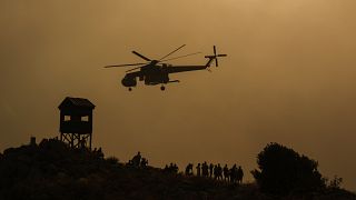 هليكوبتر تساعد في إخماد النيران في اليونان