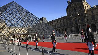 Le Guardie Repubblicane si fermano accanto alla piramide del museo del Louvre a Parigi prima di una cena in onore del primo ministro indiano Narendra Modi il 14 luglio.