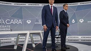 Премьер-министр Испании и кандидат от Социалистической рабочей партии Педро Санчес (слева) и кандидат от Народной партии Нуньес Фейхоо позируют перед теледебатами 