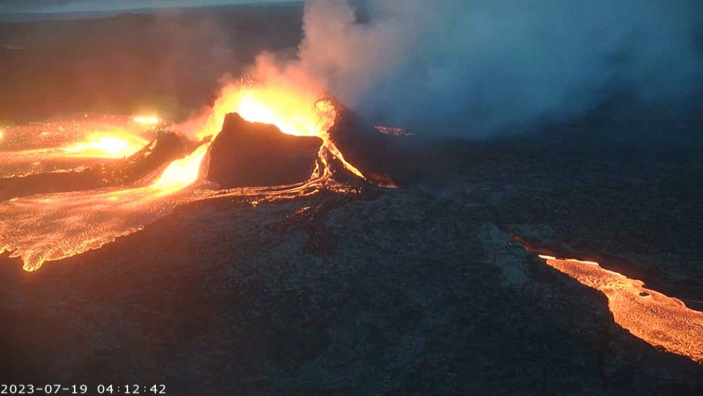 VIDEO: Een krater op een vulkaan in IJsland stort in: hoe de lava nu stroomt