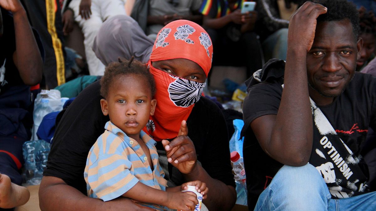 مهاجران در جریان تجمعی در صفاقس، سواحل شرقی تونس، ۷ ژوئیه ۲۰۲۳
