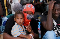 مهاجران در جریان تجمعی در صفاقس، سواحل شرقی تونس، ۷ ژوئیه ۲۰۲۳