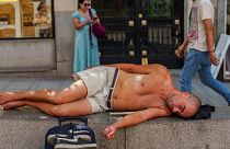 Мужчина отдыхает во время жаркого и солнечного летнего дня в Мадриде, Испания, в среду, 19 июля 2023 года.