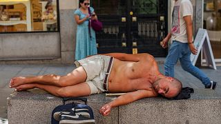 Ein Mann ruht sich an einem heißen und sonnigen Sommertag in Madrid, Spanien, aus, Mittwoch, 19. Juli 2023