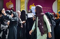 Afgan kadınlar güzellik salonlarının Taliban tarafından kapatılması kararını protesto etti