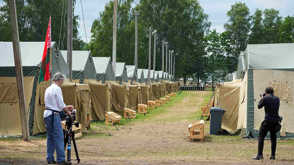 صحفيون في معسكر الجيش البيلاروسي على بعد حوالي 90 كيلومترًا جنوب شرق مينسك، بيلاروس، الجمعة 7 يوليو 2023