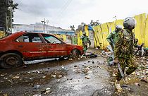 La policía corre hacia los manifestantes durante los enfrentamientos en el área de Kibera en Nairobi, Kenia, el miércoles 19 de julio de 2023.