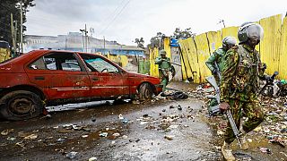 La policía corre hacia los manifestantes durante los enfrentamientos en el área de Kibera en Nairobi, Kenia, el miércoles 19 de julio de 2023.