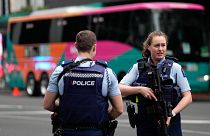 Des policiers néo-zélandais devant un hôtel abritant une équipe de la Coupe du Monde Féminine de la FIFA, à Auckland, en Nouvelle-Zélande, jeudi 20 juillet 2023.