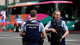 Des policiers néo-zélandais devant un hôtel abritant une équipe de la Coupe du Monde Féminine de la FIFA, à Auckland, en Nouvelle-Zélande, jeudi 20 juillet 2023.