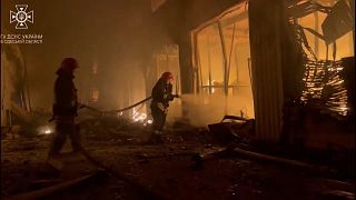 Bomberos apagan incendio tras el ataque ruso del miércoles contra Odesa, Ucrania