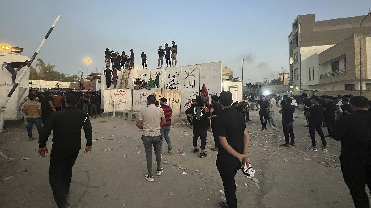 Протестующие возле посольства Швеции в Багдаде, 20 июля 2023 года. 