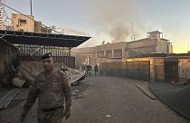 Manifestantes invadiram e atearam fogo na embaixada da Suécia em Bagdad