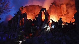 Az orosz rakétatámadás után kiégett lakóépület Mikolajivban
