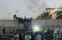 Irak'ın başkenti Bağdat'ta Mukteda el Sadr destekçisi yüzlerce kişi, Kuranı Kerim yakılmasını protesto için İsveç Büyükelçiliği'ni basarak binanın bir kısmını ateşe verdi