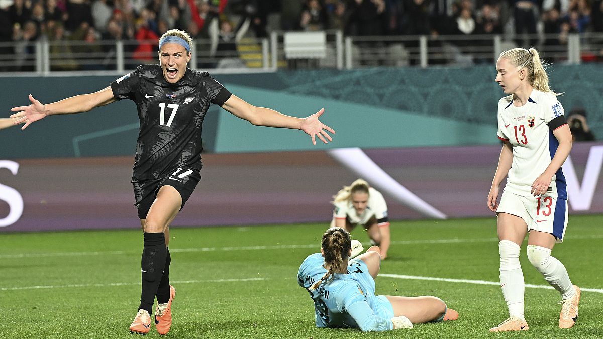 Ханна Уилкинсон празднует первый гол в стартовом матче ЧМ по футболу среди женщин между Новой Зеландией и Норвегией, 20 июля 2023 г.