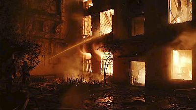 الحريق يلتهم بعض المباني السكنية في ميكولاييف