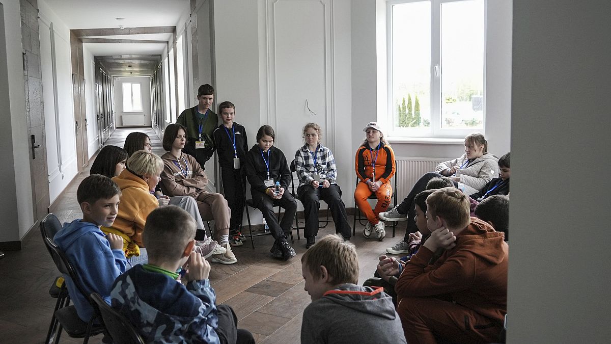 Ukrán gyerekek csoportterápián az ukrajnai Lvivben. A gyerekek a háborús zónából érkeztek