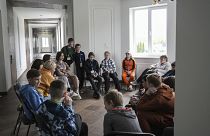 Занятия по групповой терапии в восстановительном лагере для детей и их матерей недалеко от Львова, Украина, май 2023 г.